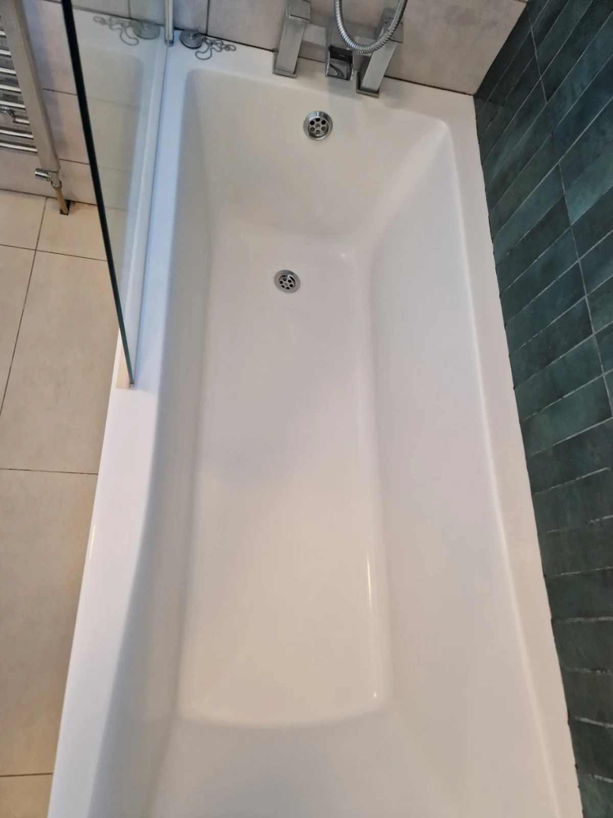 The same bath after a deep clean by Ecoleen