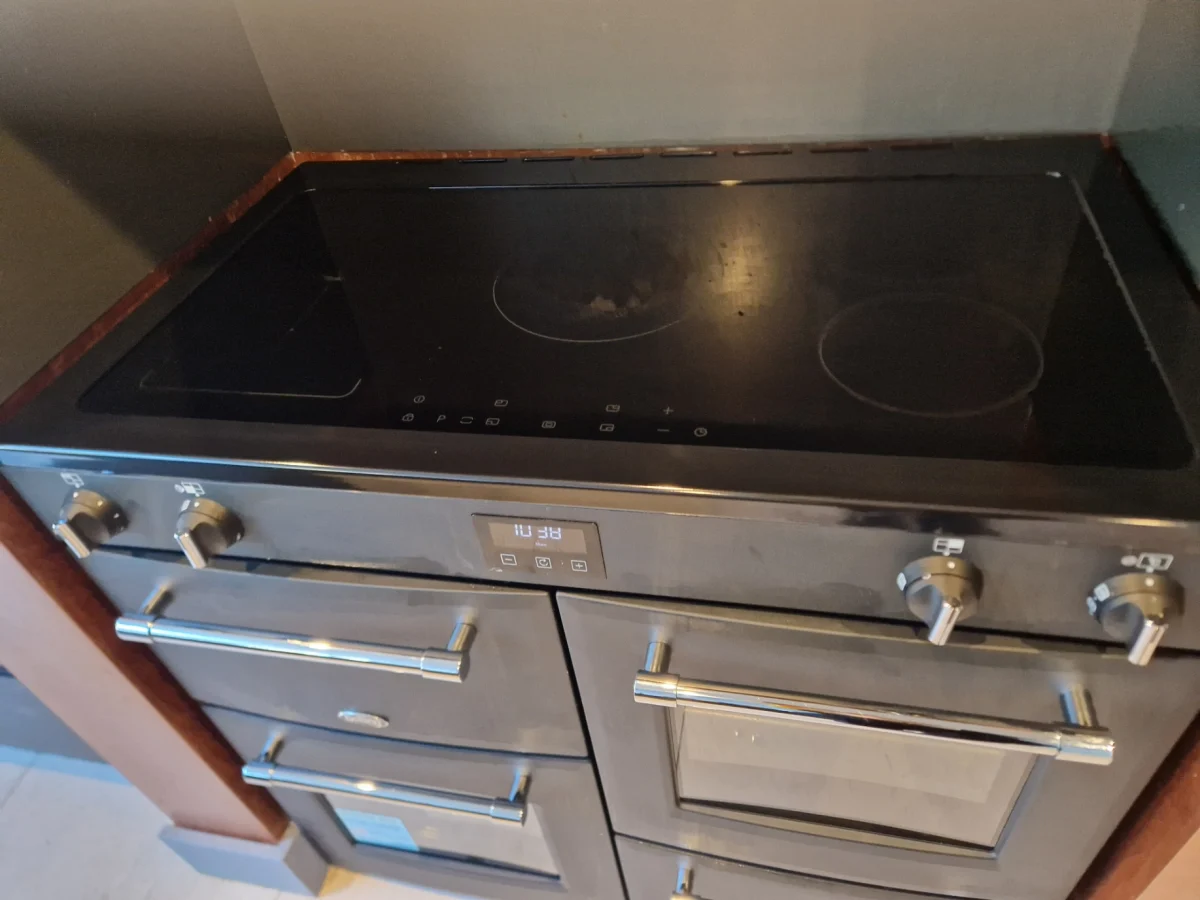 The same hob after a deep clean by Ecoleen